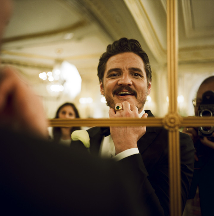 Pedro en "Amores materialistas", comedia romántica estrenada esta semana, con Dakota Johnson y Chris Evans.