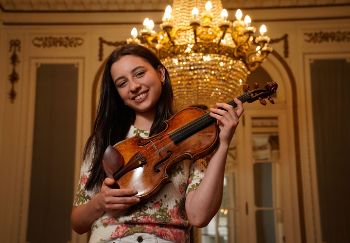 Para continuar su carrera, Pilar Policano debía irse a estudiar a Viena. Sus padres y su hermano fueron con ella. Pero la madre aclara que fue una decisión de vida "familiar" y no personal de la violinista. Foto: Fernando de la Orden