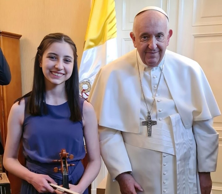 Pilar Policano junto al Papa Francisco, en Praga, en 2023.