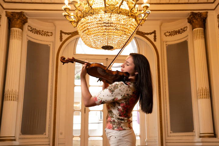 En sus conciertos en Buenos Aires, Pilar Policano interpretará música de compositores alemanes, de Bach a Mendelssohn, junto a Estación Buenos Aires, con dirección de su maestro Rafael Gintoli. Foto: Fernando de la Orden