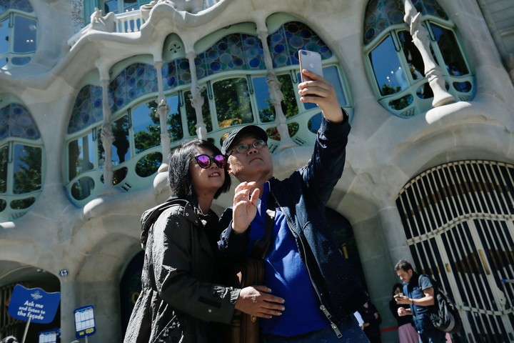 Turistas en Barcelona. Foto: PAU BARRENA / AFP