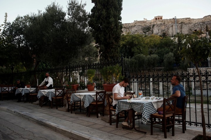 Turistas, en mesas al aire libre en Plaka. Foto: EFE