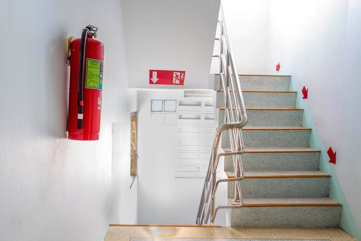 Durante un sismo jamás use el ascensor. Opte por las escaleras y salidas de emergencia. Foto ilustrativa Shutterstock