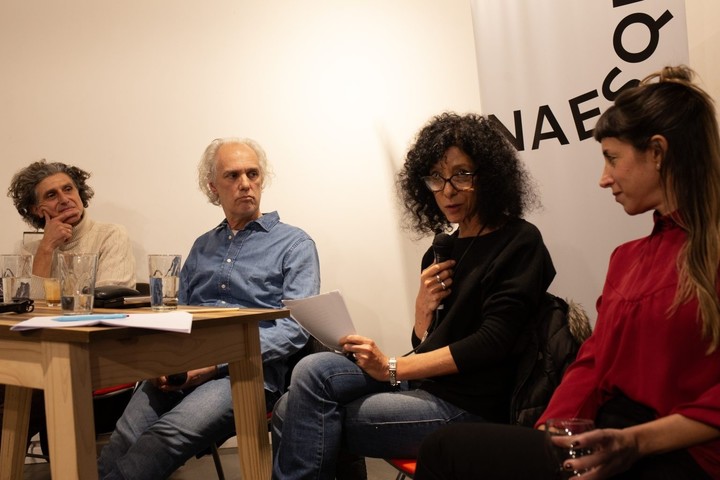 Lançamento do livro "La infancia de quién", com a escritora Leila  Leila Guerriero e os editores Nacho Iraola e Luciana Grande (Nocturna Editora), no Naesqui. (Fotos Victoria Gesualdi / Nocturna). 
