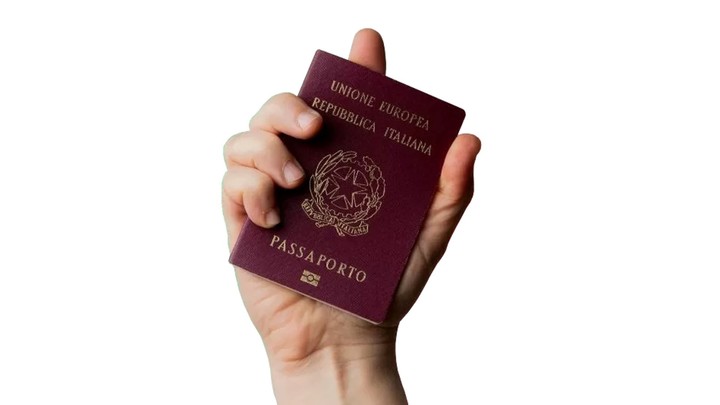 El extranjero deben tener actualizada su residencia italiana para tramitar el documento digital.