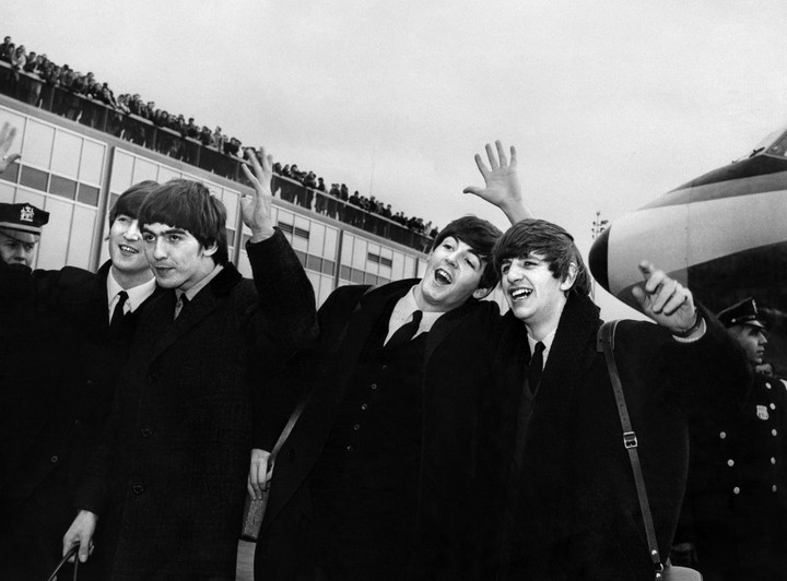 Los Beatles, a su llegada a los Estados Unidos. La famosa beatlemanía y los gritos de las fans hicieron que la banda se decidiera a no volver a tocar en vivo. Foto: AFP