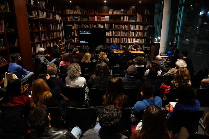 El poeta y traductor Timo Berger durante una presentación en el Malba dialogó con Fabián Casas. Foto: Emmanuel Fernández.