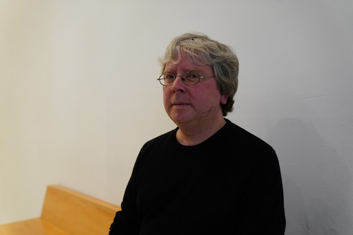 El poeta y traductor Timo Berger durante una presentación en el Malba. Foto: Emmanuel Fernández.