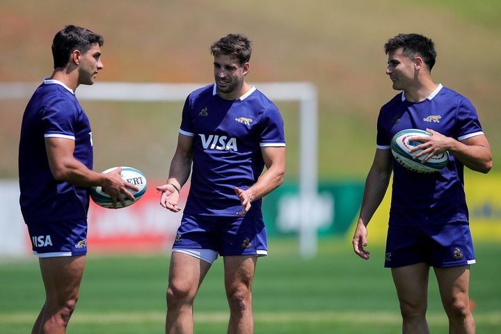 Santiago Carreras, Juan Cruz Mallía y Tomás Albornoz, los tres están en la lista para los All Blacks.