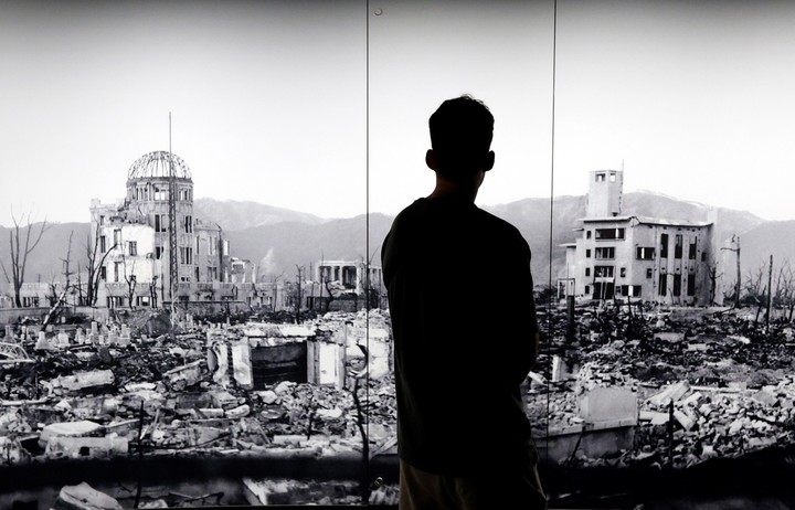 Un visitante observa una enorme fotografía de Hiroshima devastada por el primer bombardeo atómico del mundo en el Museo Memorial de la Paz de Hiroshima, Japón. Foto EFE