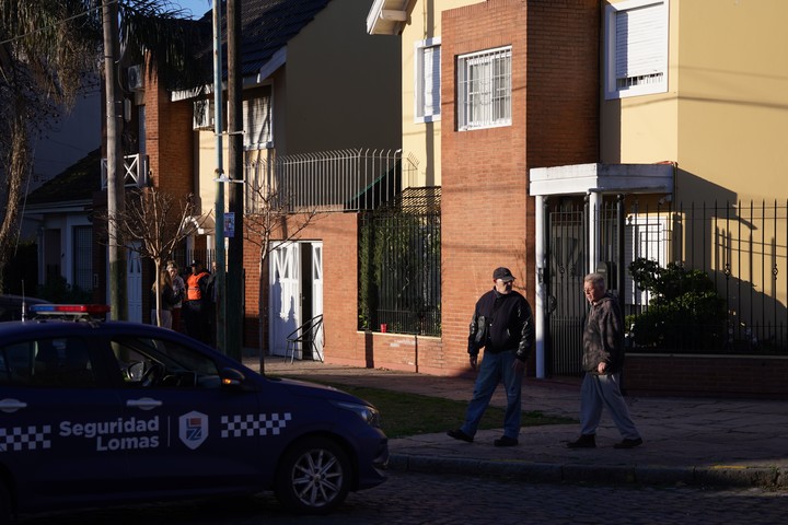 El crimen generó conmoción en el barrio, donde los vecinos conocían a la familia. Foto Juano Tesone 
