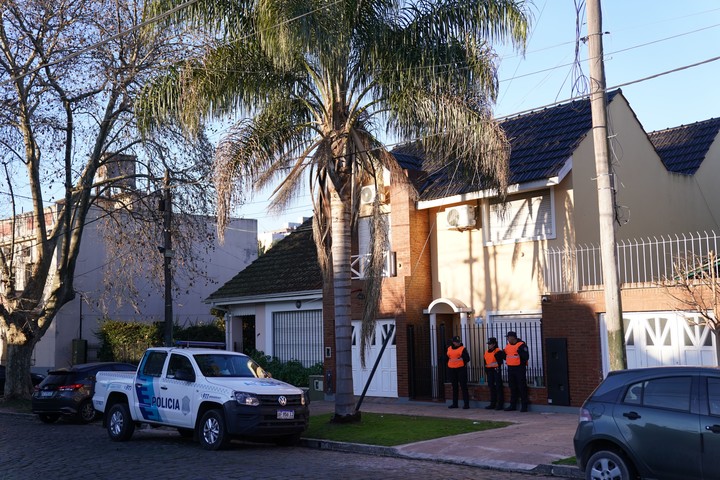 La mujer fue a la casa acompañada por la Policía y descubrió el crimen. Foto Juano Tesone