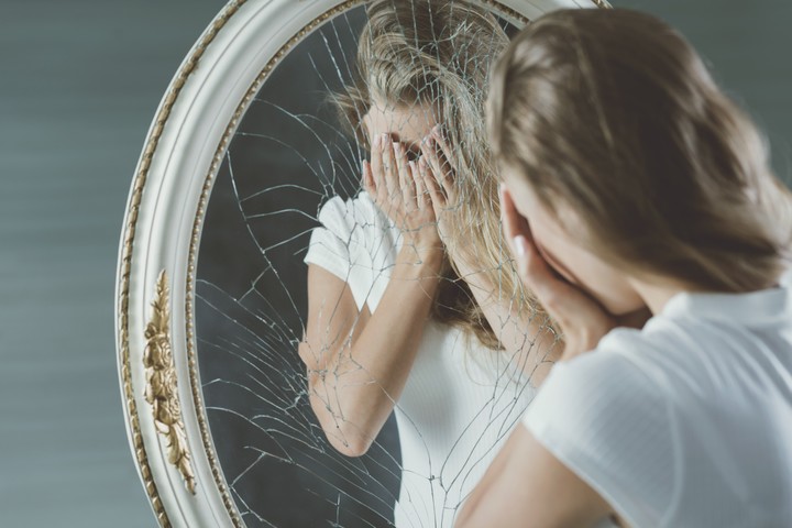 Mirarte al espejo y agradecerte es un ejercicio poderoso para empezar a valorarte. Foto: Shutterstock.