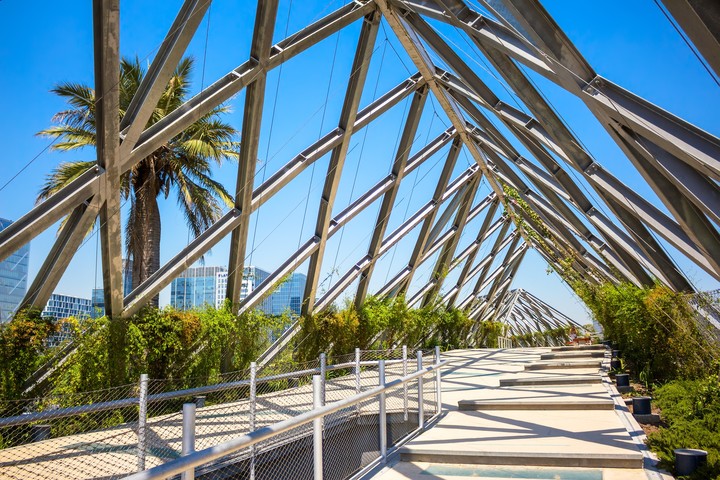Puente peatonal entre parques en Barrio Nueva Las Condes en Santiago, Chile. Foto: Shutterstock