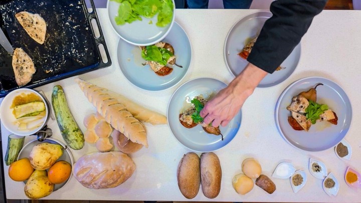 Los cocineros que se pueden contratar están capacitados para ofrecer especialidades de los cinco continentes.