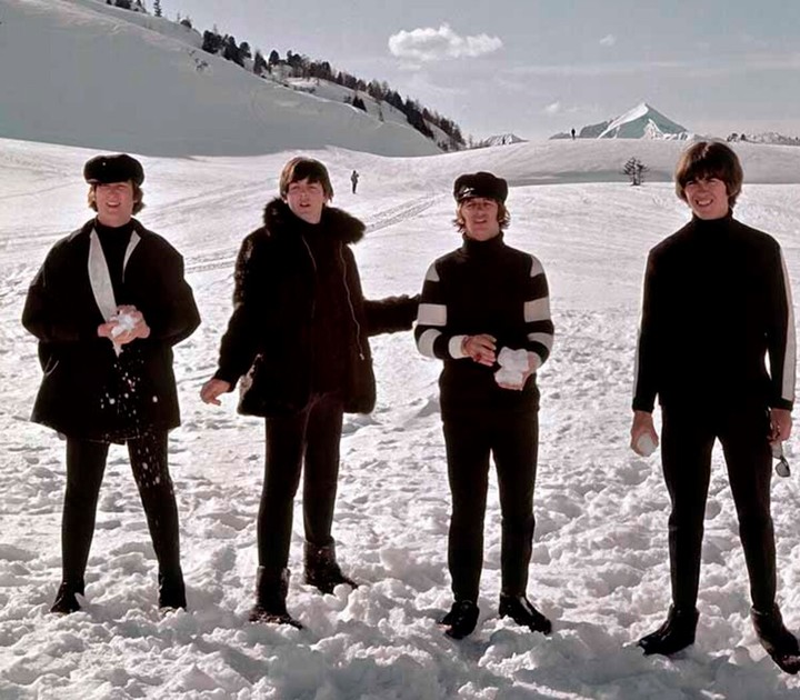 Un alto en la filmación de "Help!", de los Beatles. Foto de prensa