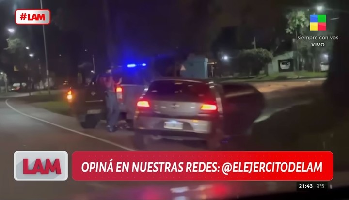 La policía detuvo a una serie de autos en la banquina. Foto: Captura TV