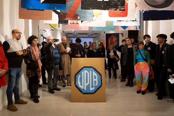 Pancartas, panfletos y afiches en la muestra Un poco de luz mi amor,  del colectivo La gloriosa JPG.  Foto: gentileza CCEBA.