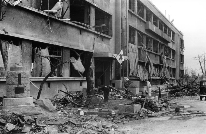 Una escuela primaria se utilizó como centro de socorro aproximadamente dos meses después del bombardeo.  Foto Shunkichi Kikuchi, cortesía de Harumi Tago.
