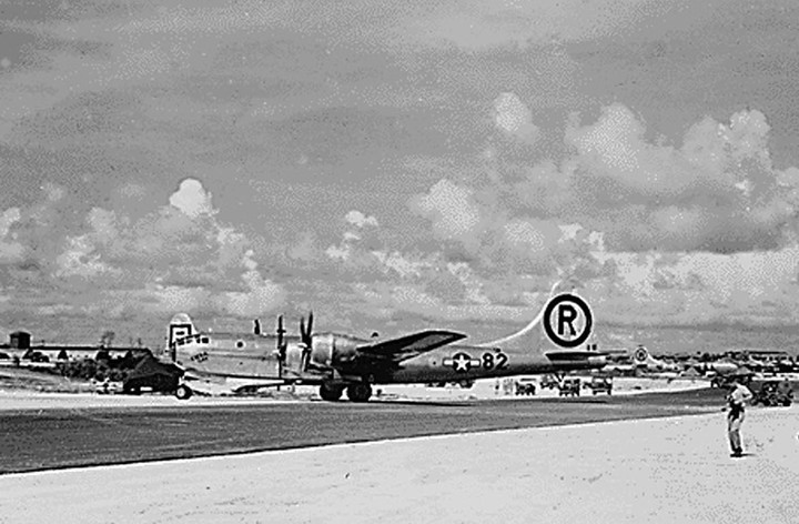 El avión B-29 «Enola Gay» tras aterrizar en la isla de Tinian tras su misión de lanzar la primera bomba atómica sobre Hiroshima, Japón. Foto AFP_Archivos 