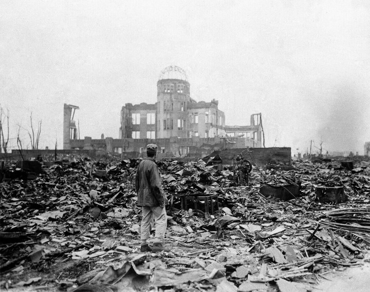 Un campo de escombros frente a los restos de un edificio en Hiroshima. Foto Stanley Troutman, vía Associated Press.