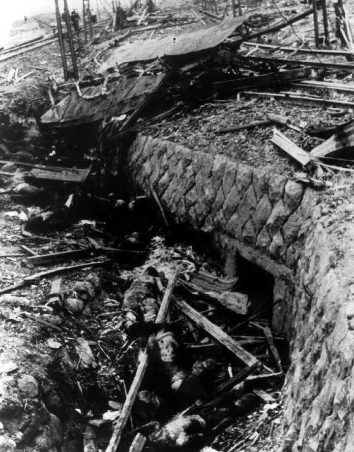 Esta fotografía de archivo de agosto de 1945, tomada de una película japonesa confiscada, muestra a las víctimas de la bomba atómica que fueron lanzadas fuera del tranvía en el que viajaban y cayeron en una zanja cerca de las vías, cuando la bomba fue lanzada sobre Nagasaki el 9 de agosto de 1945. La bomba, apodada «Fat Man», explotó a unos 500 metros sobre el suelo, matando instantáneamente a unas 27 000 personas de la población estimada de la ciudad, que rondaba los 200 000 habitantes. Tres días antes, el 6 de agosto de 1945, un bombardero estadounidense B-29 Superfortress llamado «Enola Gay» lanzó una bomba de uranio 235 de 10 000 libras sobre Hiroshima, matando instantáneamente a unas 78 000 personas. Reuters_Archivos 