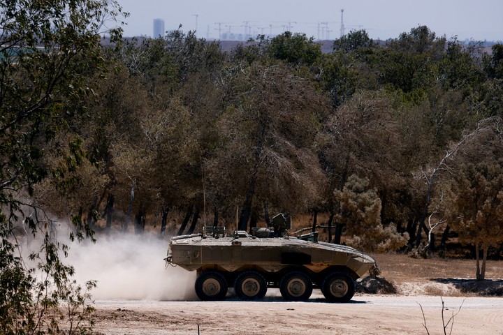 Un tanque del ejército de Israel, cerca de la frontera con Gaza, este miércoles. Foto: REUTERS  