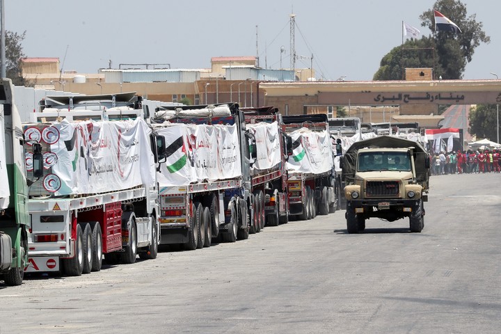 Camiones con ayuda humanitaria esperan para entrar a la Franja de Gaza por el cruce de Rafah, en la frontera con Egipto. Foto: AP  