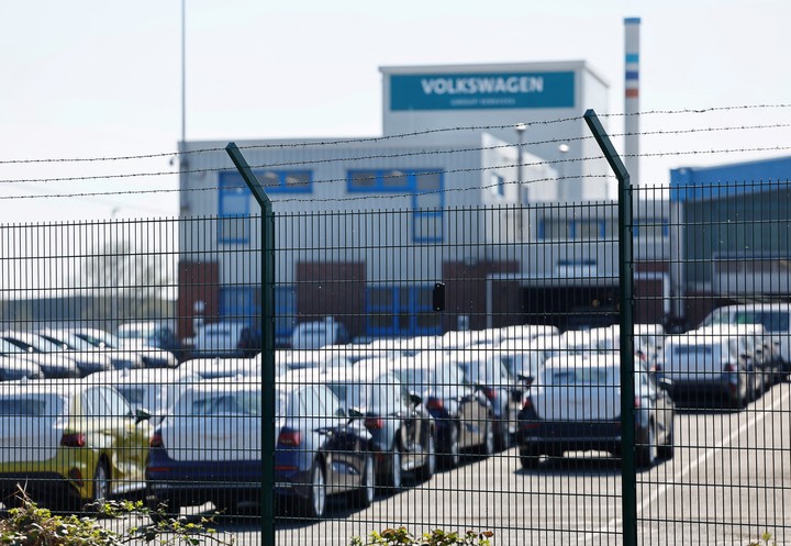 Autos del Grupo Volkswagen preparados para ser exportados a EE.UU. esperan en el puerto de Emden, Alemania. Foto: REUTERS 