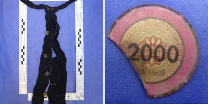 Un corbatín de colegio y una ficha de casino encontrados con el cuerpo.
