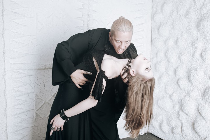 Vampiresa o vampiro son algunos de los disfraces más populares. Foto ilustración Shutterstock.