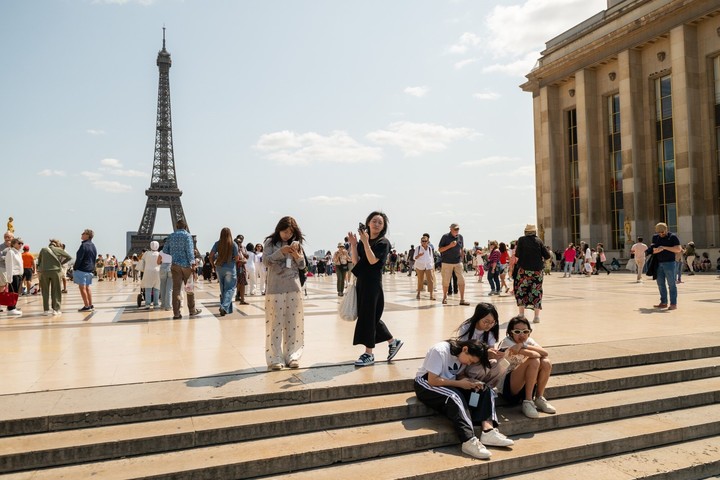 Turistas en París cerca de la Torre Eiffel. Foto Benjamin Girette/Bloomberg