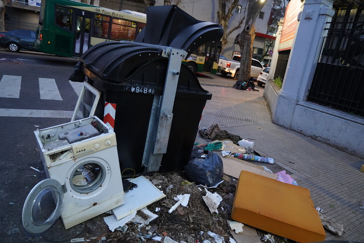 "Todos los días este contenedor te ofrece una nueva sorpresa. Es vergonzoso", dice una vecina de Boedo. Foto Martín Bonetto