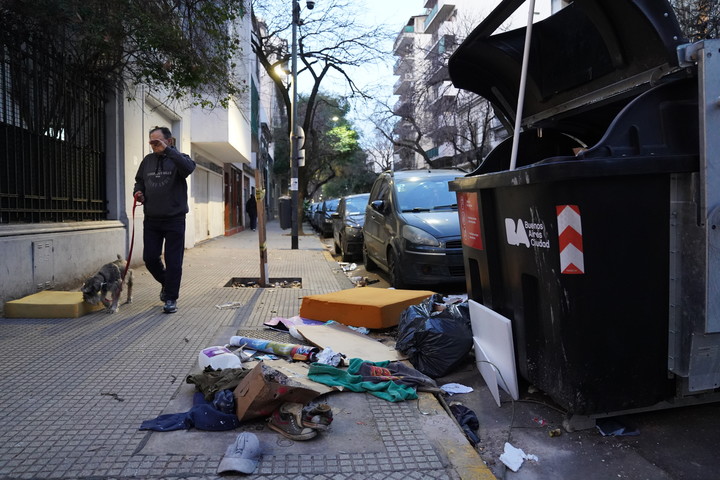 Una postal repetida alrededor de los contenedores de basura. Foto Martín Bonetto 