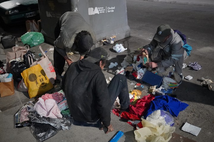 "Está bendecido". Así fue definido el contenedor ubicado en la calle Tucumán, casi esquina Junín. Foto Martín Bonetto