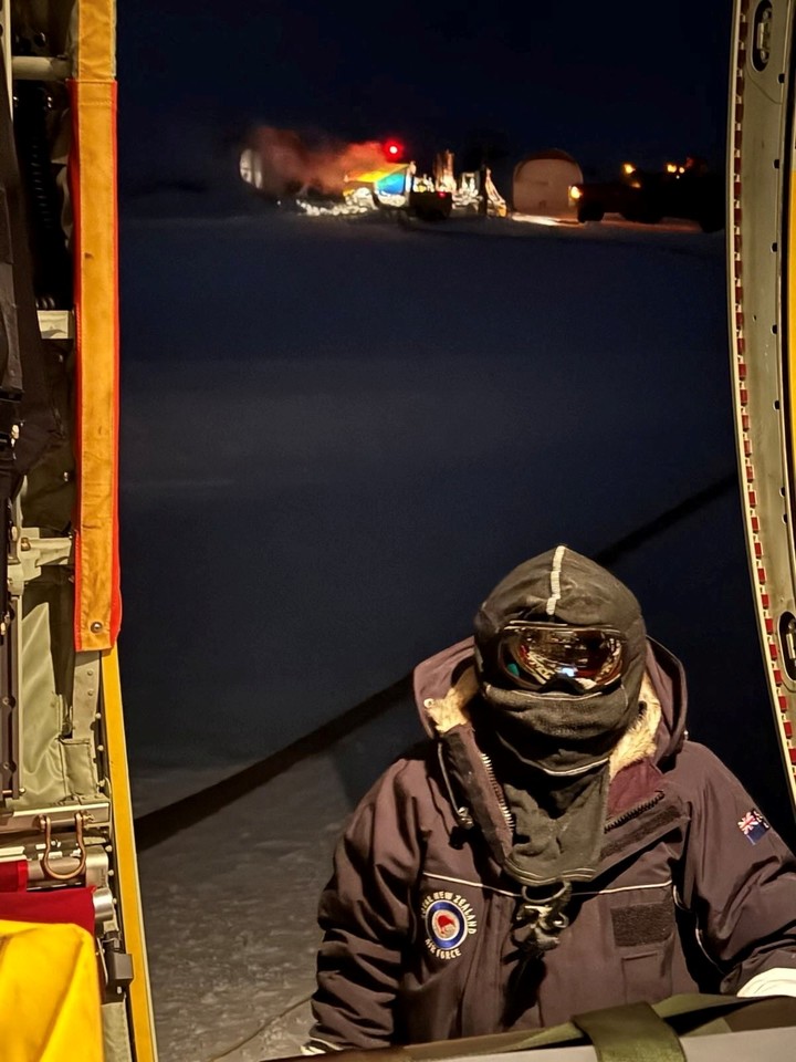 Personal de la Real Fuerza Aérea de Nueva Zelanda lleva a cabo una evacuación médica de tres personas desde la estación McMurdo en la Antártida, en esta foto de archivo publicada el 6 de agosto de 2025. Fuerza de Defensa de Nueva Zelanda/Archivo vía REUTERS    