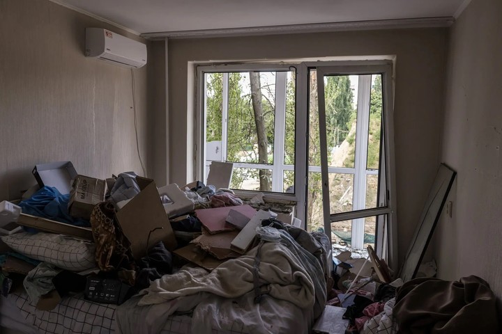 El ataque con misiles que alcanzó el edificio de la Sra. Osintseva formó parte de uno de los bombardeos más mortíferos  .que ha sufrido la capital ucraniana durante los tres años de guerra. Foto de Oksana Parafeniuk para The New York Times