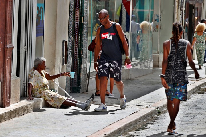 Una mujer pide ayuda en una calle de La Habana, mientras se agudiza la crisis en Cuba. Foto: EFE 