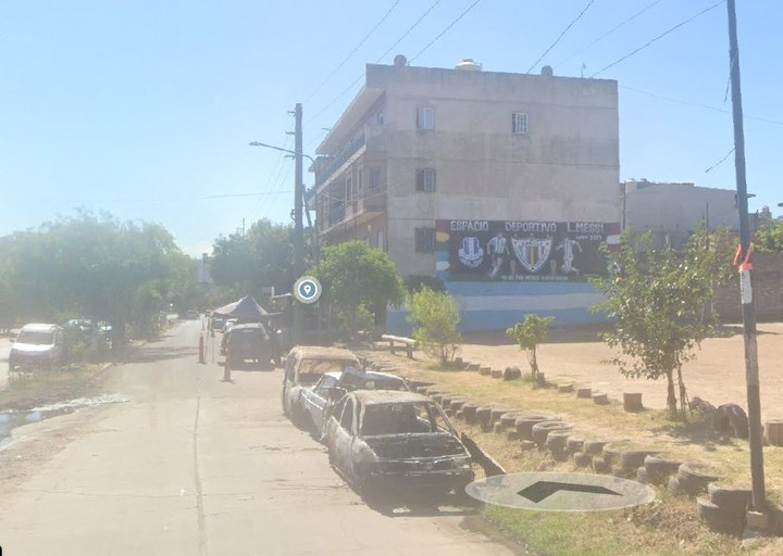 Las paredes pintadas del barrio con el deportivo Lionel Messi, con las banderas de Argentina, Bolivia y Perú.