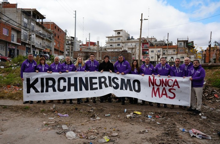 Javier Milei junto a sus candidatos bonaerenses.

