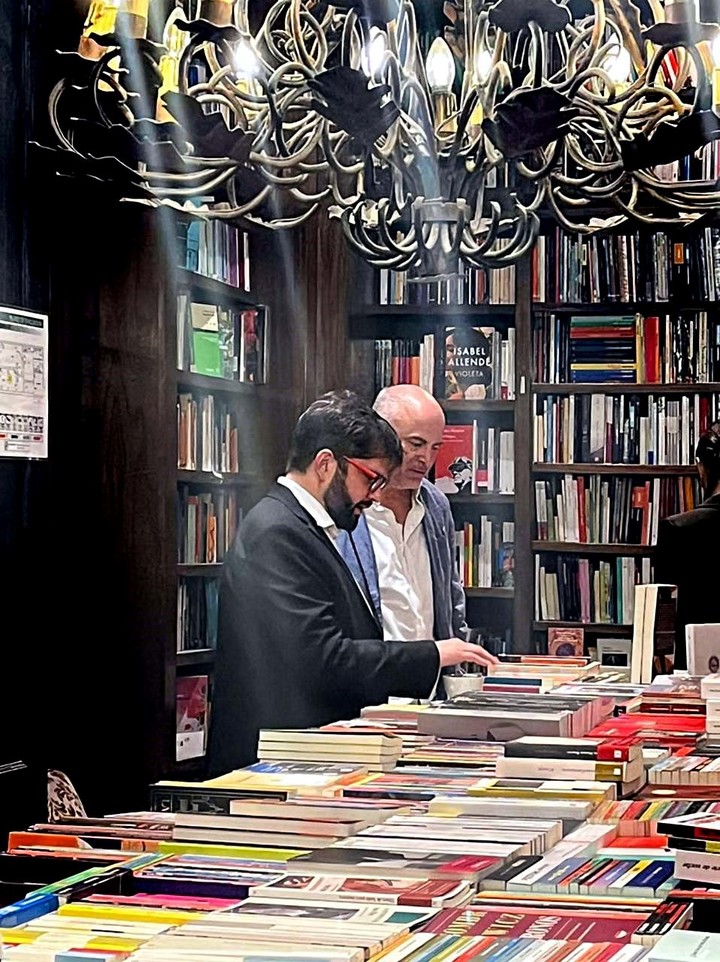 O presidente do Chile, Gabriel Boric, na livraria Eterna Cadencia, de Buenos Aires. 
