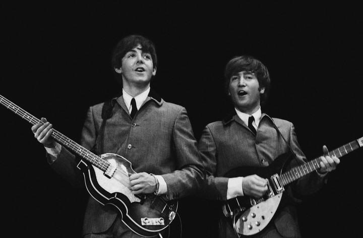 Paul McCartney y John Lennon, un año antes del estallido de "Help!". 