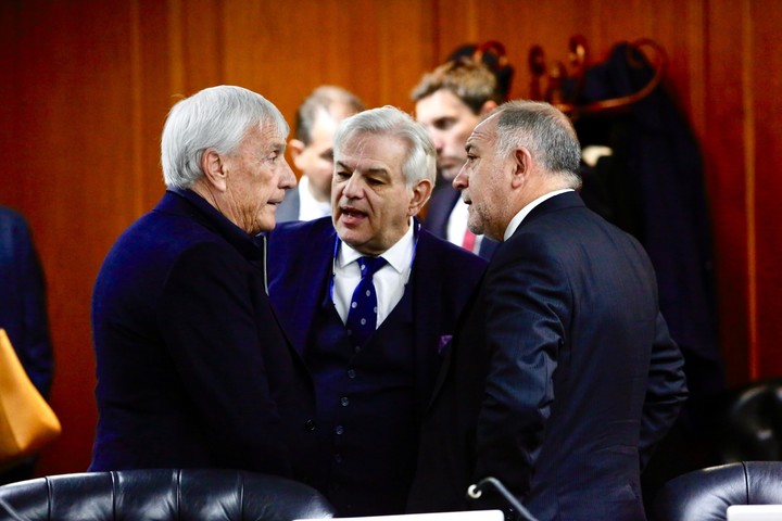 El presidente de la comisión de Acusación, Luis Juez, conversa con el diputado del PRO Alvaro Gonzalez (izq.) en la Magistratura.