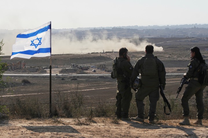 Soldados israelíes, en la frontera con la Franja de Gaza, en el sur de Israel. Foto: AP 