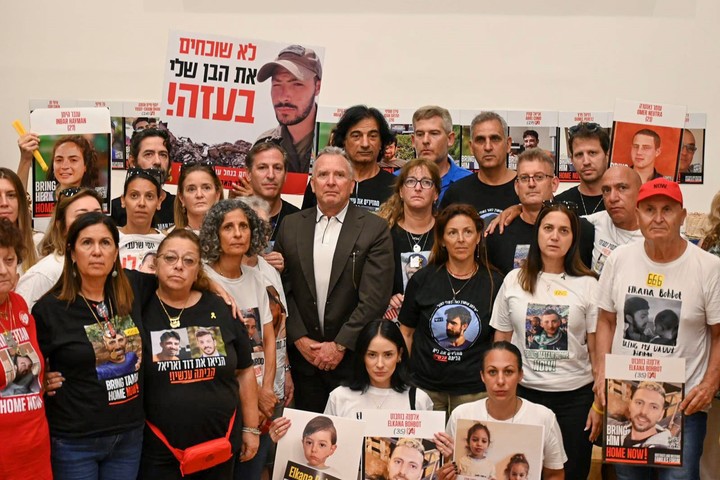 El enviado de Estados Unidos en Oriente Medio, Steve Witkoff (c), en la sede del Foro de Familias de Rehenes y Desaparecidos, este sábado en Tel Aviv. Foto: EFE