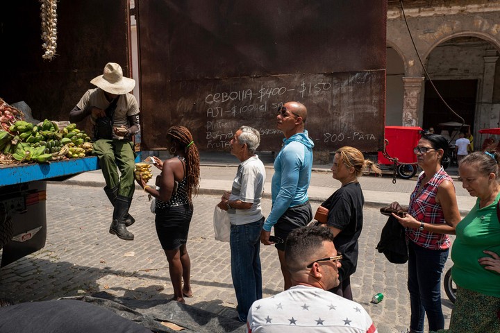Una fila para comprar frutas y verduras en La Habana. Foto: AFP 