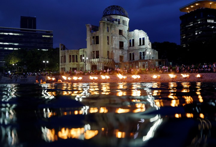 La Cúpula de la Bomba Atómica se refleja en el río Motoyasu durante un evento de fuego de agua en el Parque Conmemorativo de la Paz en Hiroshima, oeste de Japón. Foto EFE