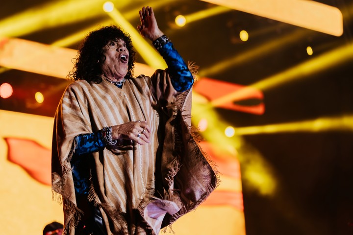 La Mona Jiménez cerró la grilla del escenario mayor.