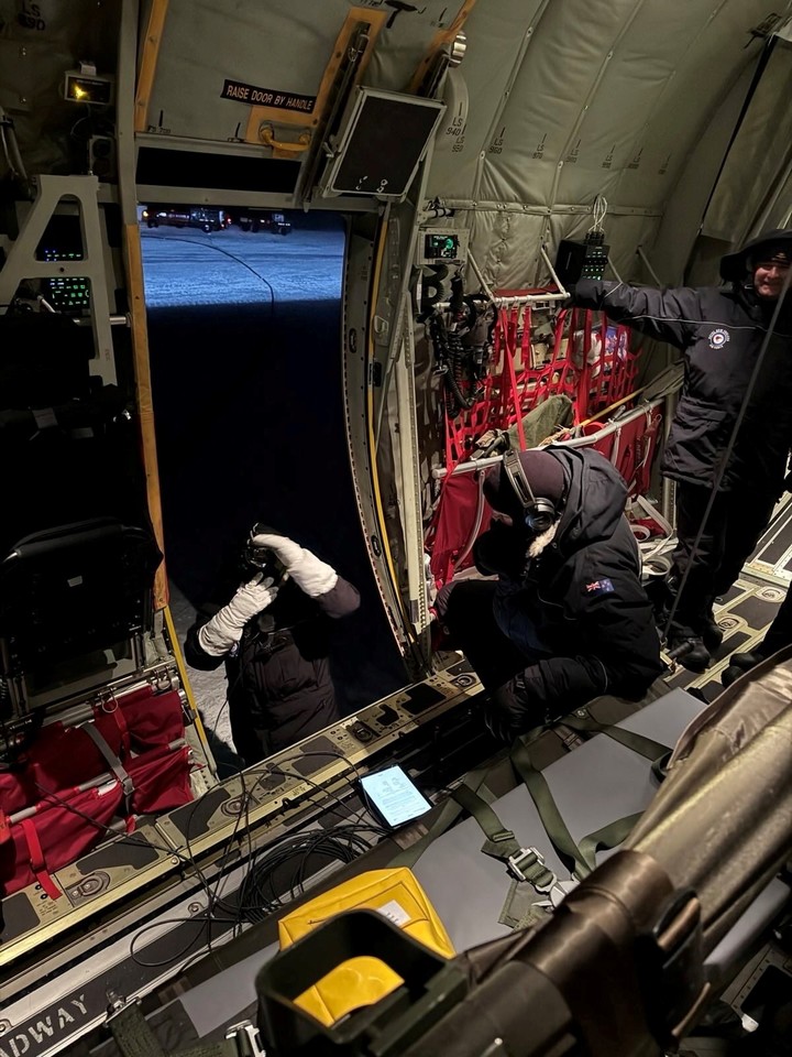 Personal de la Real Fuerza Aérea de Nueva Zelanda lleva a cabo una evacuación médica de tres personas desde la estación McMurdo en la Antártida, en esta foto de archivo publicada el 6 de agosto de 2025. Fuerza de Defensa de Nueva Zelanda/Archivo vía REUTERS    