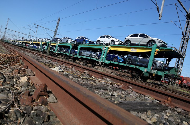 Autos de fabricación alemana para exportación, en un tren en Emden, Alemania. Foto: REUTERS 